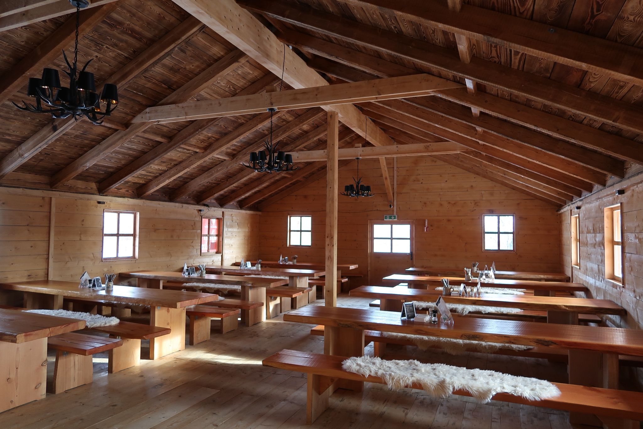 Gastraum der Alm mit Holzeinrichtung